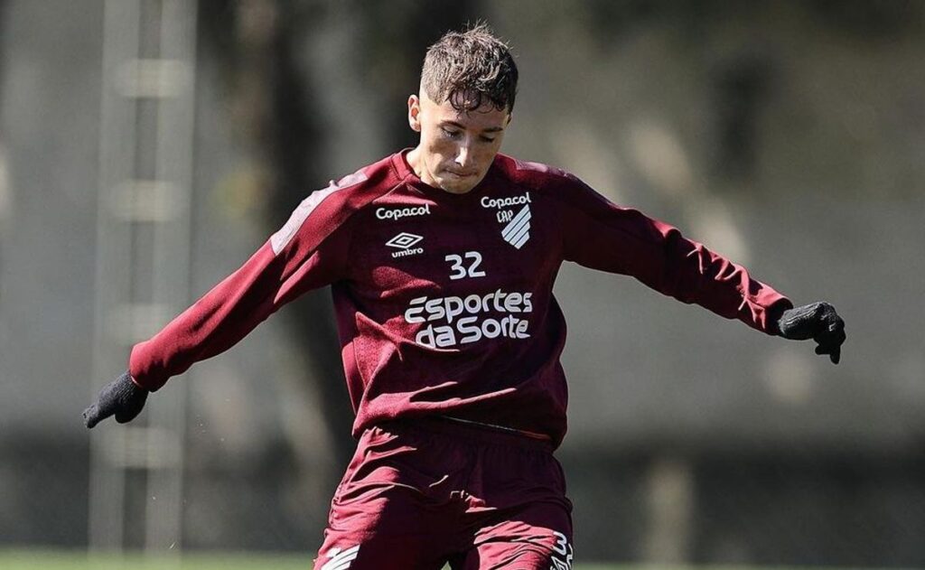 Luciano Arriagada entrenando en con la indumentaria de Athletico Paranaense.