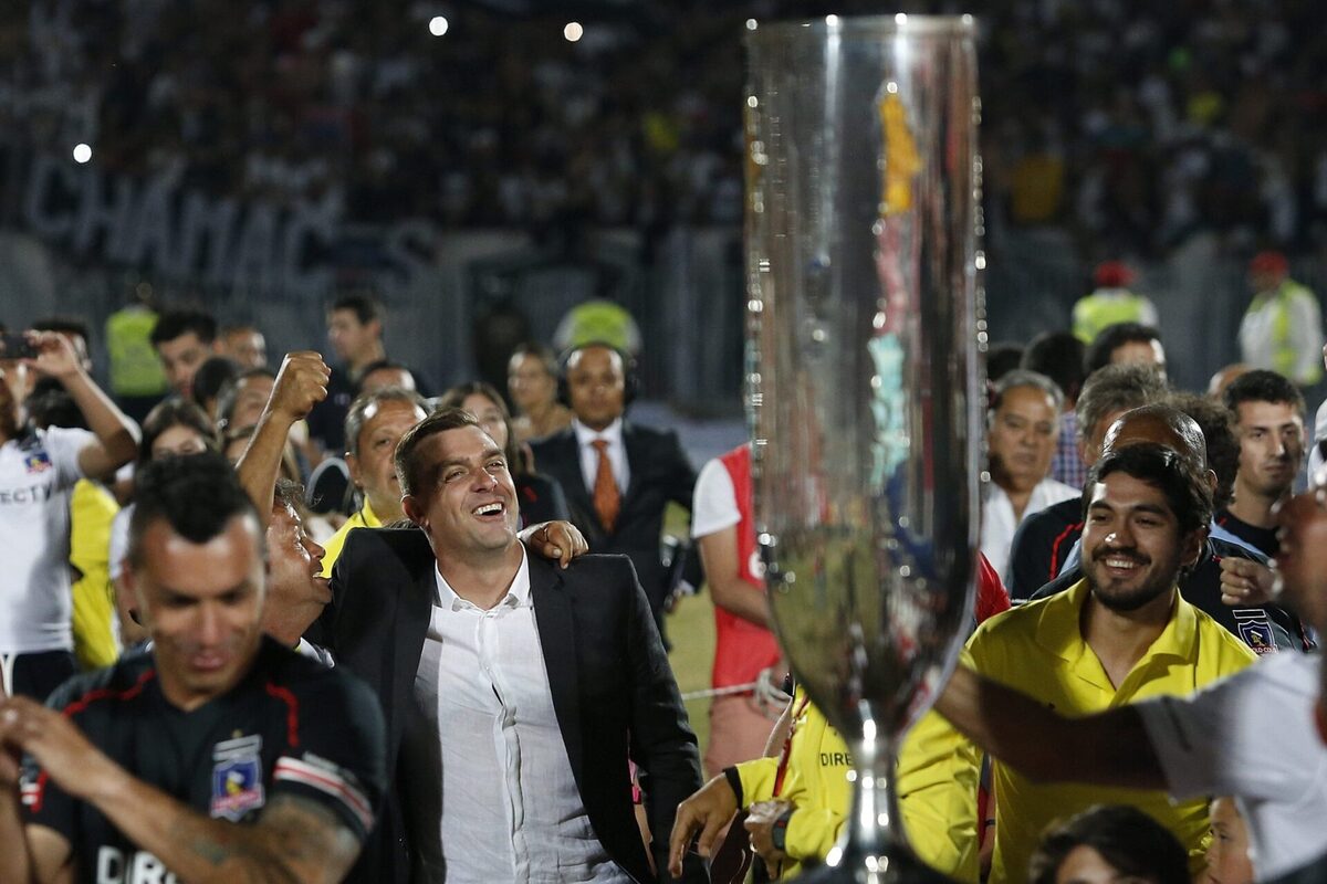 Pablo Guede observando el trofeo de la Copa Chile obtenida el año 2016 con Colo-Colo.
