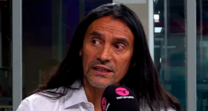 Gabriel Mendoza dando una entrevista en el estudio de TNT Sports.