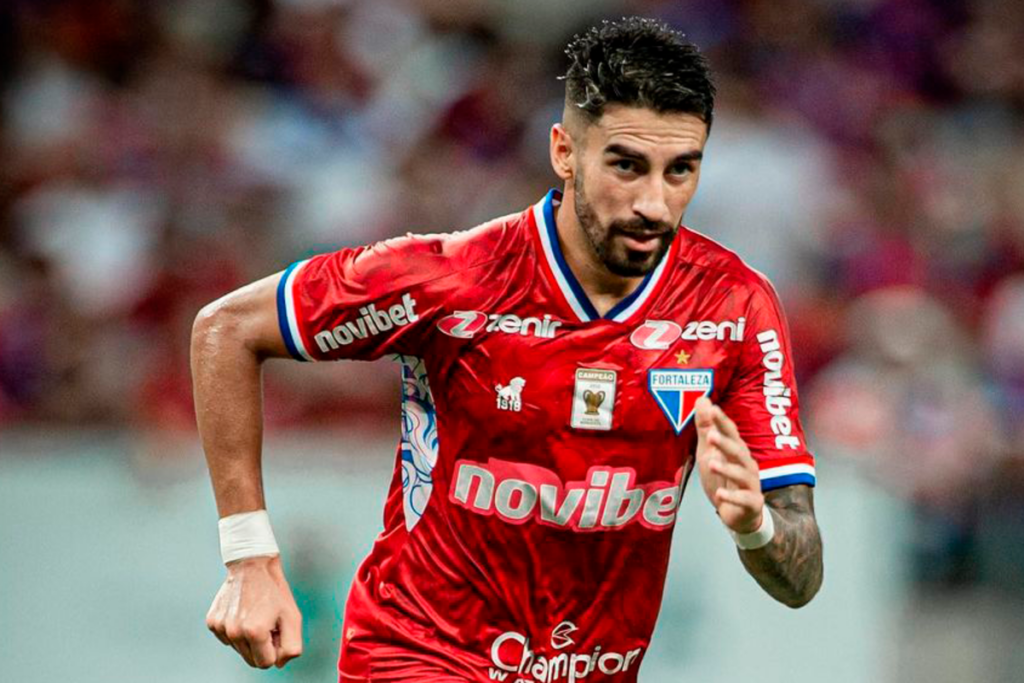 Juan Martín Lucero en medio de un partido con la camiseta del Fortaleza de Brasil.