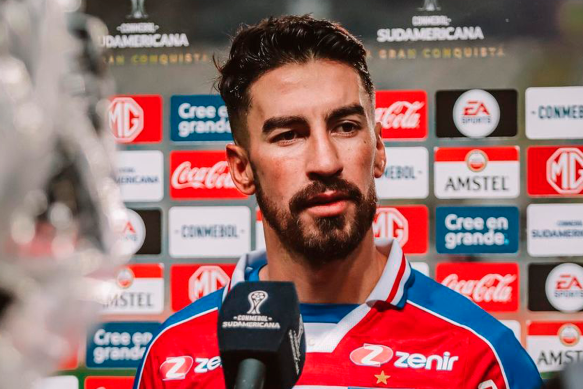 Juan Martín Lucero dando una entrevista en medio de la transmisión oficial de la Copa Sudamericana 2023 con la camiseta de Fortaleza.