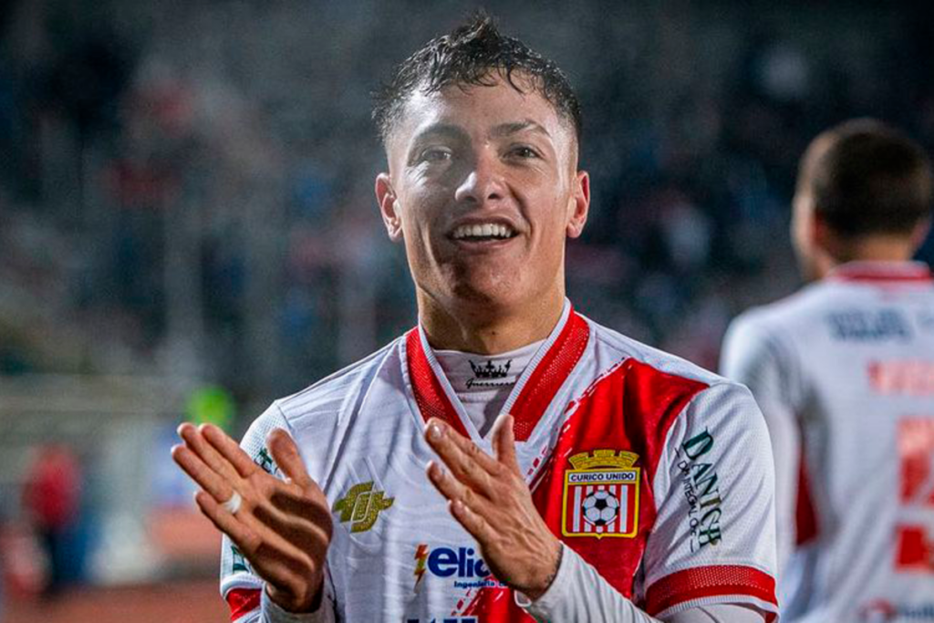 Cristián Zavala aplaudiendo tras disputar un partido con la camiseta de Curicó Unido.