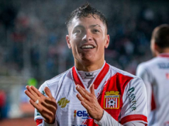 Cristián Zavala aplaudiendo tras disputar un partido con la camiseta de Curicó Unido.