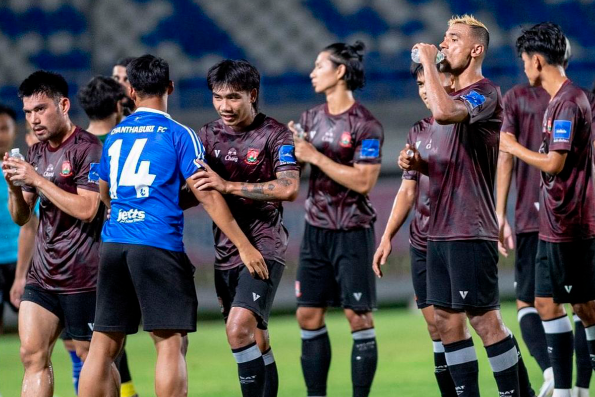 El plantel de Trat FC de Tailandia en medio de su intertemporada 2023.