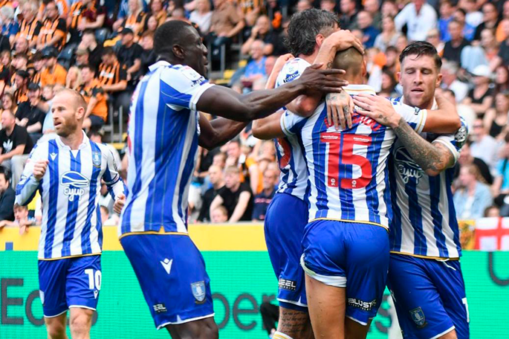 Juan Delgado celebrando junto a sus compañeros su primer gol con la camiseta del Sheffield Wednesday.