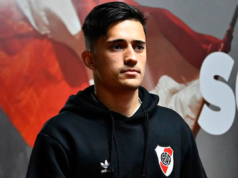 Pablo Solari con cara de concentración en medio del túnel de River Plate.