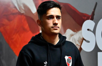 Pablo Solari con cara de concentración en medio del túnel de River Plate.