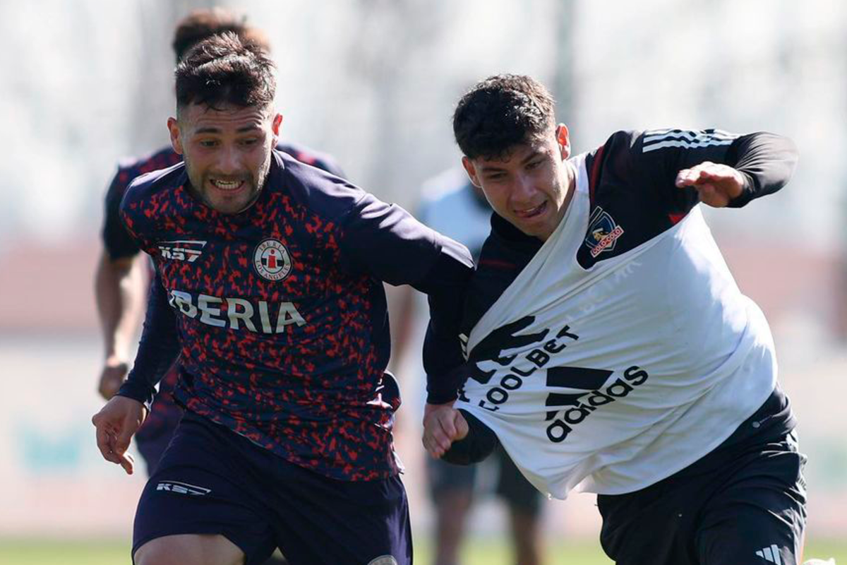 Alexander Oroz en medio de una disputa con un futbolista de Deportes Iberia en un nuevo amistoso de Colo-Colo este 2023.