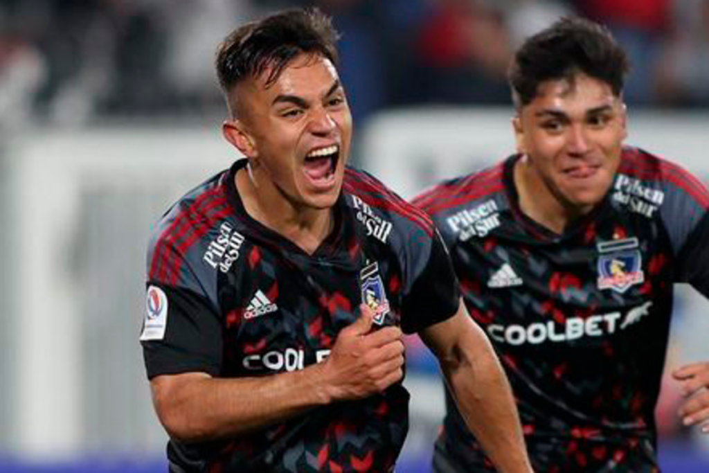 Vicente Pizarro celebrando eufórico su primer gol en el fútbol profesional tras anotar el 1-0 de Colo-Colo sobre Palestino en la Copa Chile 2023.