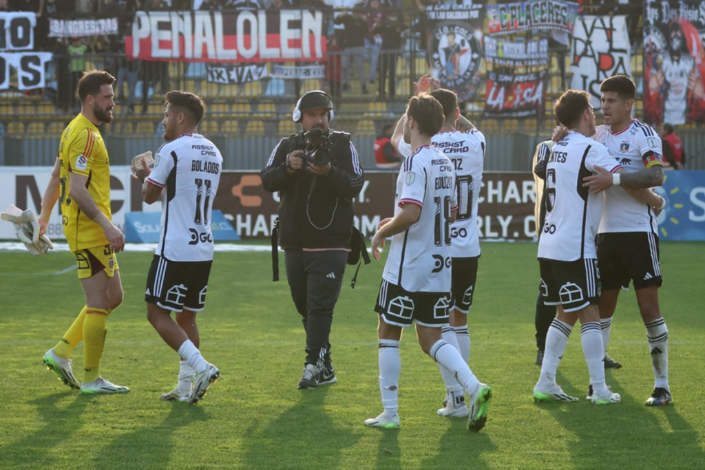 Futbolistas de Colo-Colo se abrazan y despiden de los hinchas tras el triunfo 2-1 ante Everton por el Campeonato Nacional 2023.