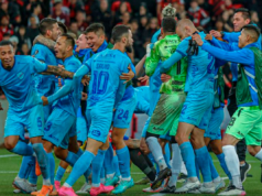Futbolistas de Bolívar celebrando una histórica clasificación a cuartos de final de la Copa Libertadores 2023 ante Athletico Paranaense.