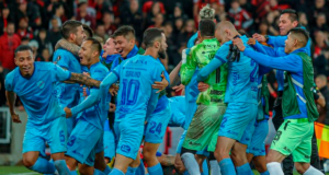 Futbolistas de Bolívar celebrando una histórica clasificación a cuartos de final de la Copa Libertadores 2023 ante Athletico Paranaense.