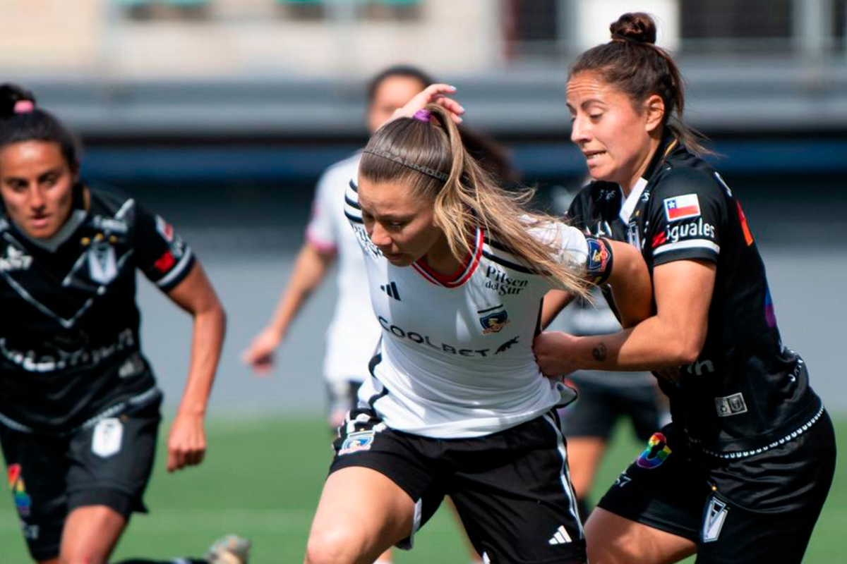 Yanara Aedo disputando un balón con las jugadoras de Santiago Morning en la derrota 0-1 por el Campeonato Nacional 2023.