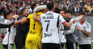 Futbolistas de Colo-Colo celebran en el círculo central del Estadio Monumental tras derrotar por 1-0 a la UC en la final regional de la Copa Chile 2023.