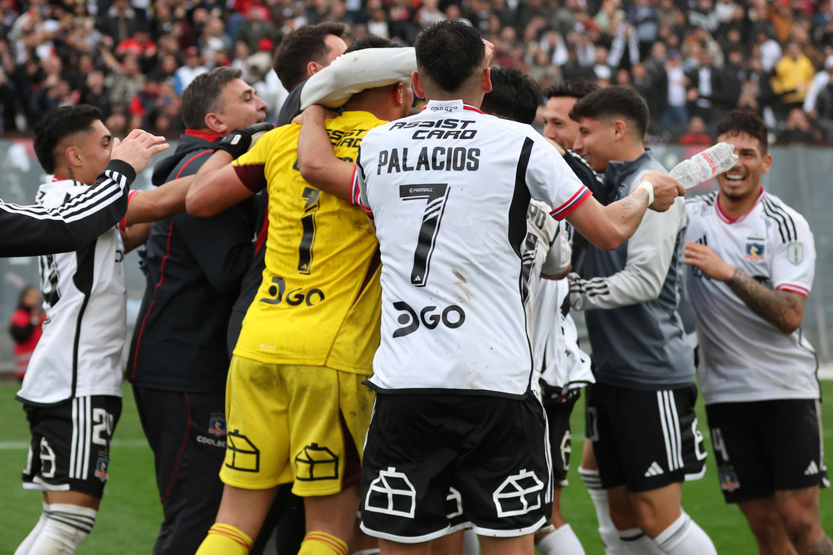 Futbolistas de Colo-Colo celebran en el círculo central del Estadio Monumental tras derrotar por 1-0 a la UC en la final regional de la Copa Chile 2023.