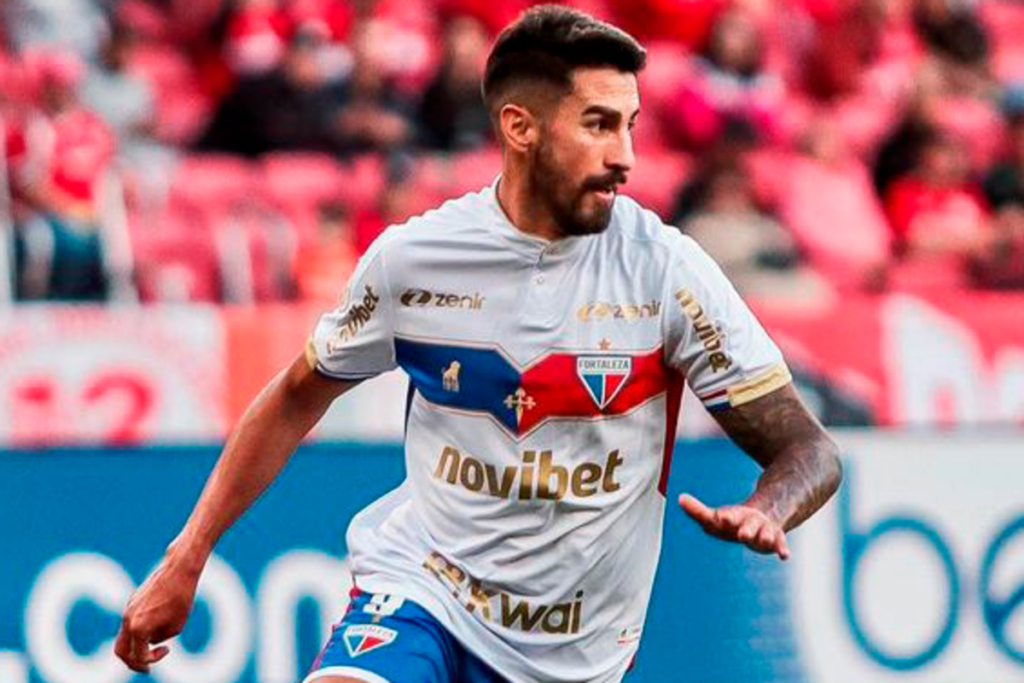 Juan Martín Lucero defendiendo la camiseta de Fortaleza en el fútbol brasileño.