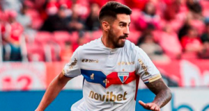 Juan Martín Lucero defendiendo la camiseta de Fortaleza en el fútbol brasileño.