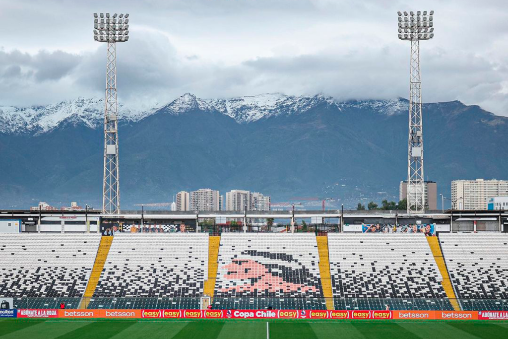 Foto al sector de la galería cordillera del Estadio Monumental de Colo-Colo.