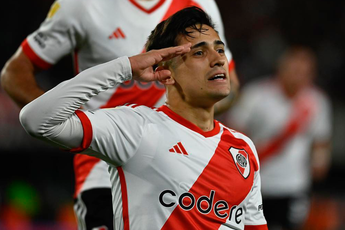 Pablo Solari con la mano en la cabeza celebra un gol con la camiseta de River Plate durante la temporada 2023.