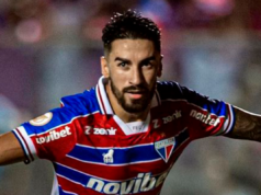 Juan Martín Lucero con cara de concentración mientras defiende la camiseta de Fortaleza.