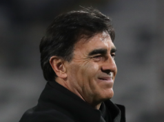 Primer plano al rostro sonriente de Gustavo Quinteros.