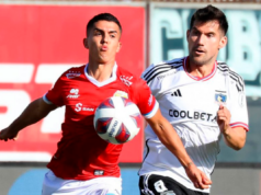 César Fuentes disputa un balón con un jugador de Magallanes en el triunfo 2-0 de Colo-Colo en la primera rueda del Campeonato Nacional 2023.