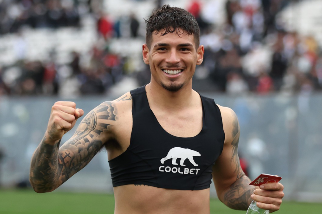 Alan Saldivia sonríe ante las cámaras tras ser elegido como la figura de Colo-Colo en el triunfo 1-0 ante la UC por Copa Chile 2023.