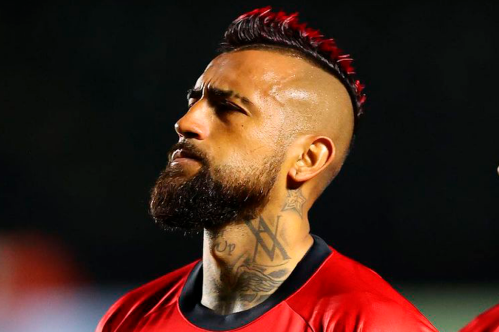 Primer plano al rostro desafiante de Arturo Vidal en medio de un partido de Athletico Paranaense.