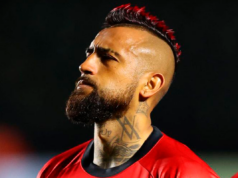 Primer plano al rostro desafiante de Arturo Vidal en medio de un partido de Athletico Paranaense.
