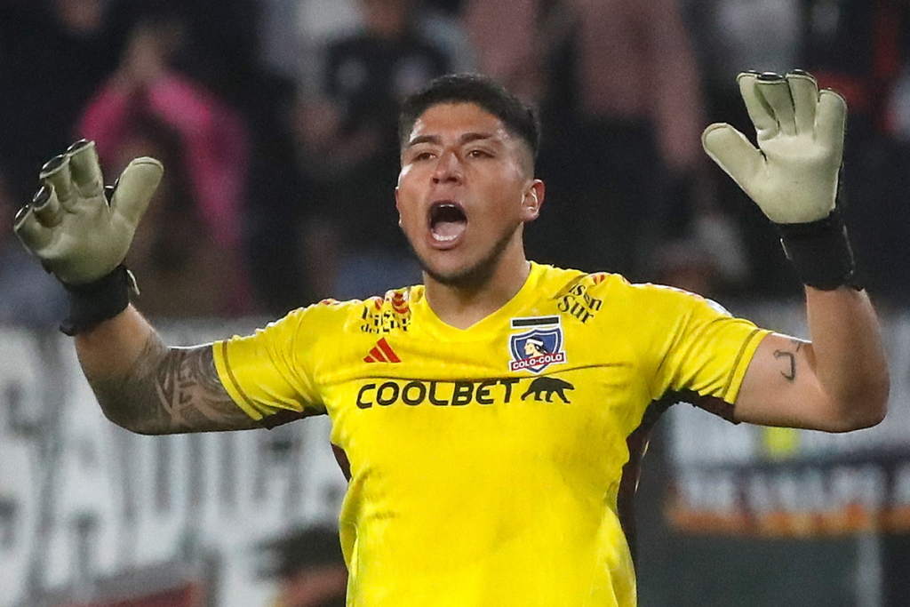 Brayan Cortés con las manos en alto reclama un acción en medio del triunfo de Colo-Colo sobre Palestino por la Copa Chile 2023.