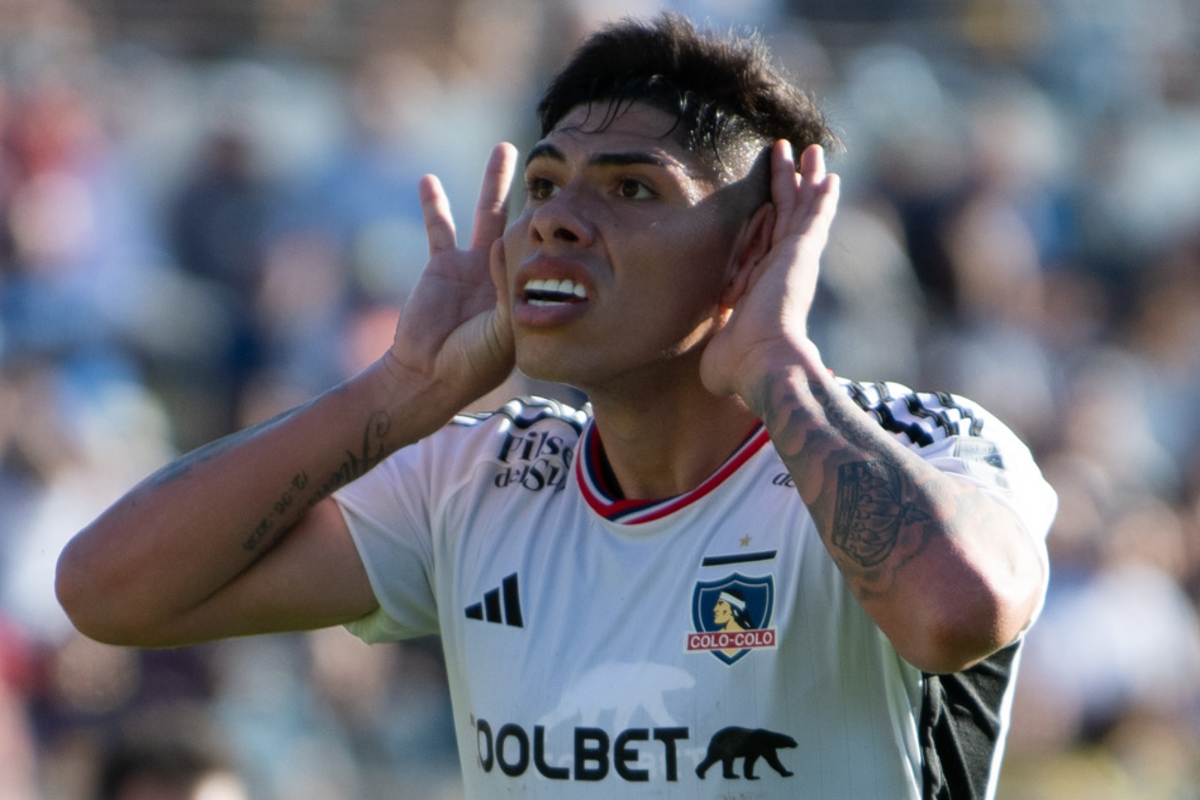 Carlos Palacios celebrando 1-1 parcial de Colo-Colo ante Everton con las manos en su orejas.