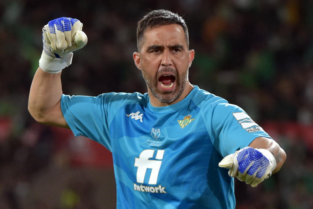 Claudio Bravo celebrando eufórico con la camiseta del Real Betis.