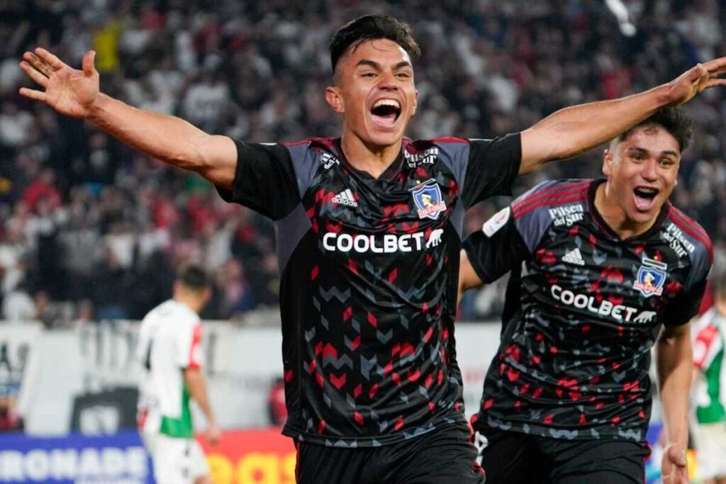 Vicente Pizarro celebrando su gol frente a Palestino por la Copa Chile.