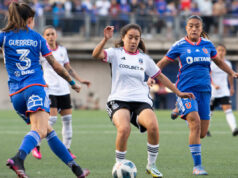 Jugadoras de Colo-Colo y Universidad de Chile disputando un balón.