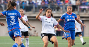 Jugadoras de Colo-Colo y Universidad de Chile disputando un balón.