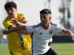 Jugadores de Colo-Colo y Universidad de Concepción disputando un balón por el Campeonato de Proyección.