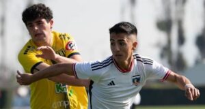 Jugadores de Colo-Colo y Universidad de Concepción disputando un balón por el Campeonato de Proyección.