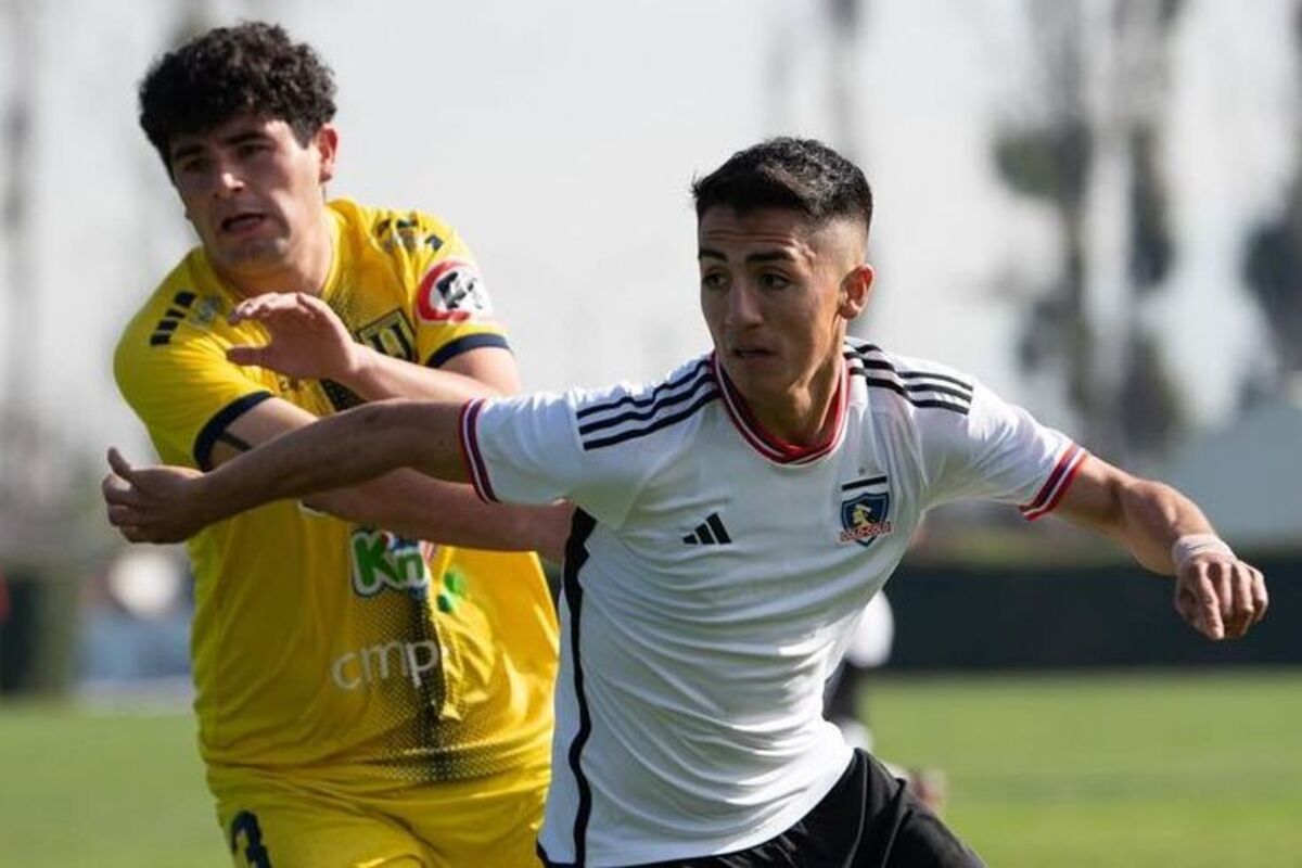 Jugadores de Colo-Colo y Universidad de Concepción disputando un balón por el Campeonato de Proyección.