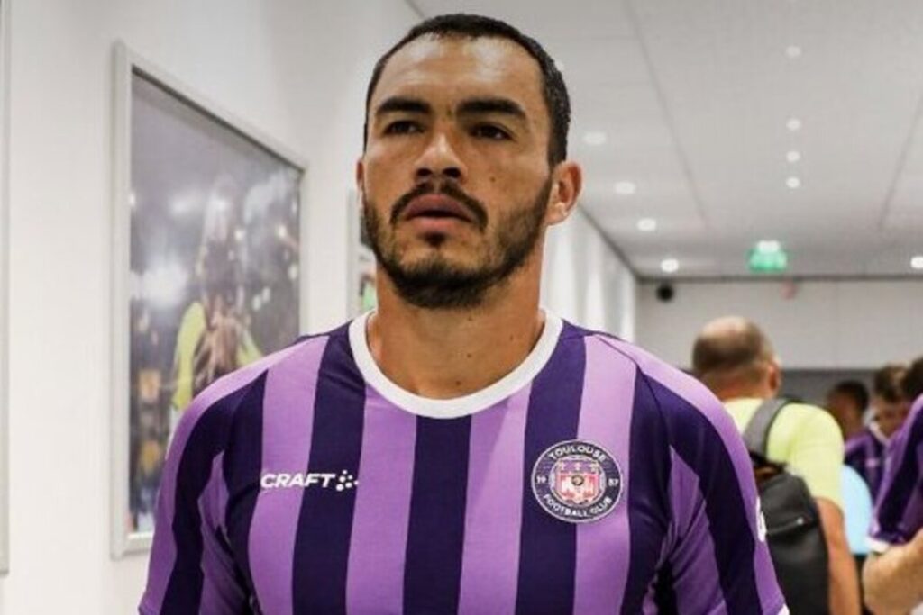 Gabriel Suazo serio con la camiseta del Toulouse.