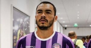 Gabriel Suazo serio con la camiseta del Toulouse.