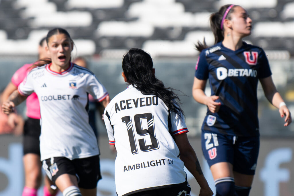 Jugadoras de Colo-Colo celebrando un gol ante Universidad de Chile.