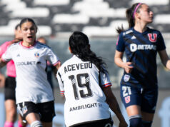 Jugadoras de Colo-Colo celebrando un gol ante Universidad de Chile.