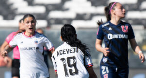 Jugadoras de Colo-Colo celebrando un gol ante Universidad de Chile.