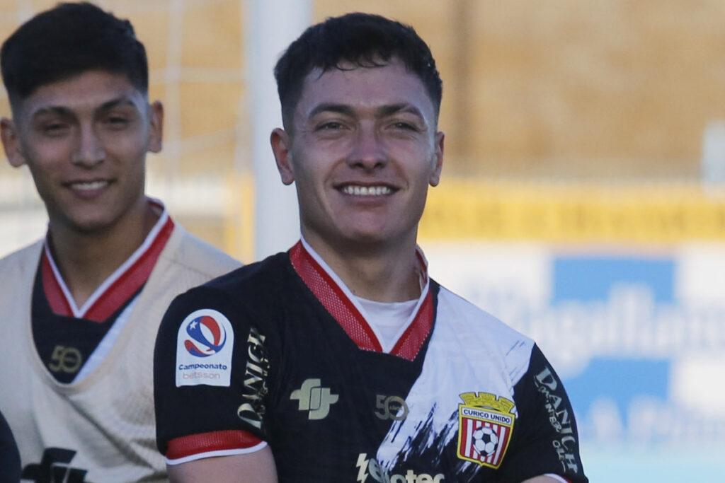 Cristián Zavala sonriente con la camiseta de Curicó Unido.