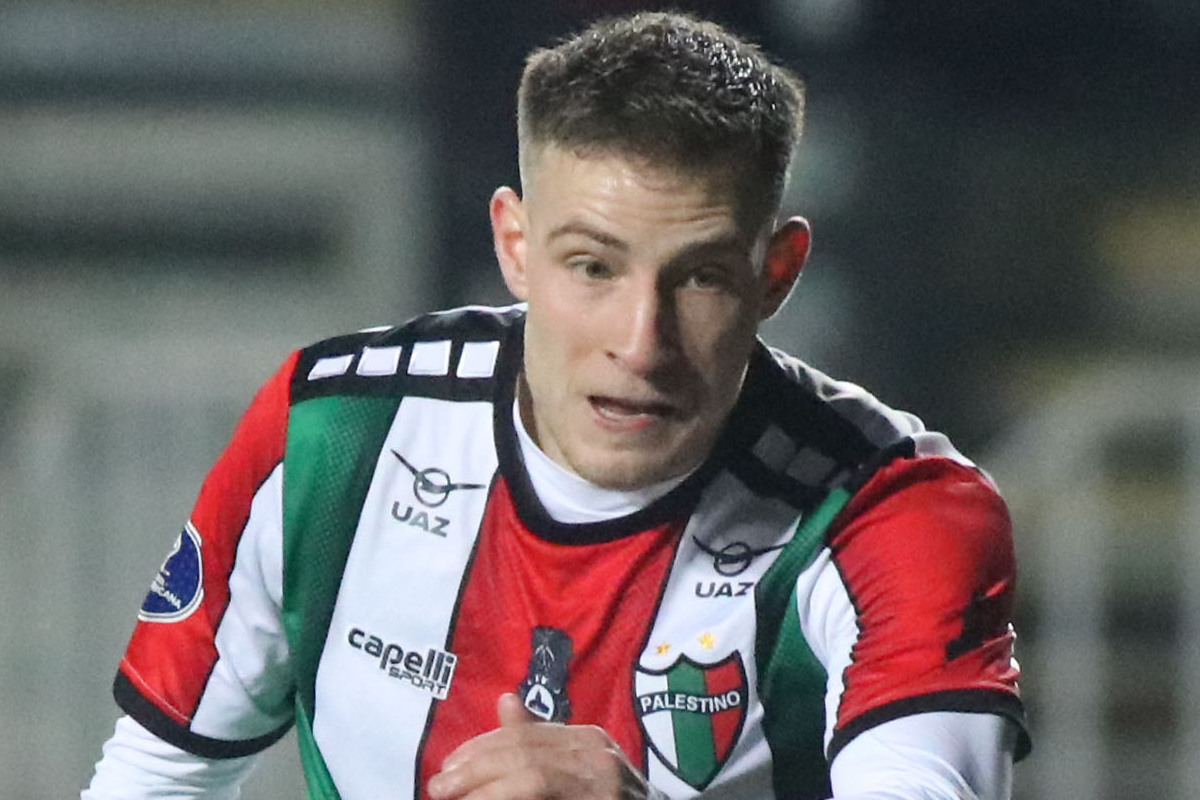 Bruno Barticciotto con la camiseta de Palestino.