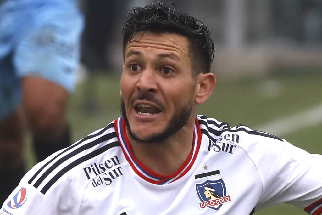 Ramiro González reclamando con la camiseta de Colo-Colo.