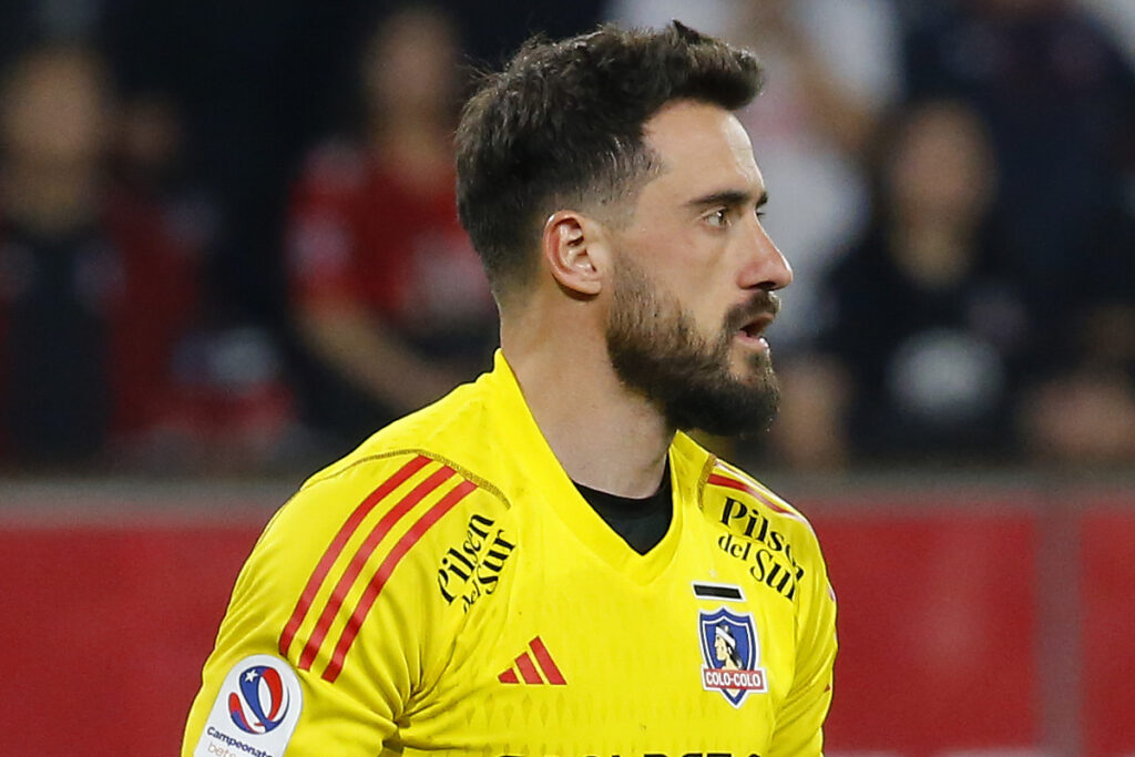 Fernando de Paul con mirada seria jugando por Colo-Colo.