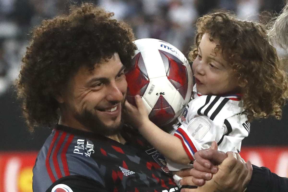 Maximiliano Falcón sonriente junto a su hijo Domingo.