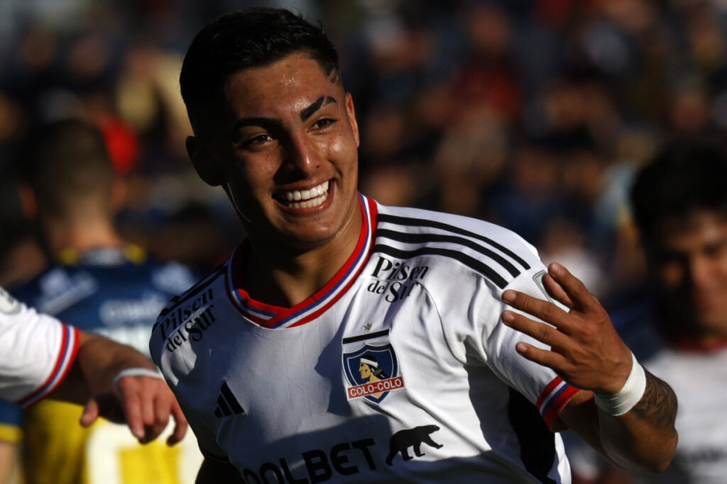 Jordhy Thompson sonriendo con la camiseta de Colo-Colo.