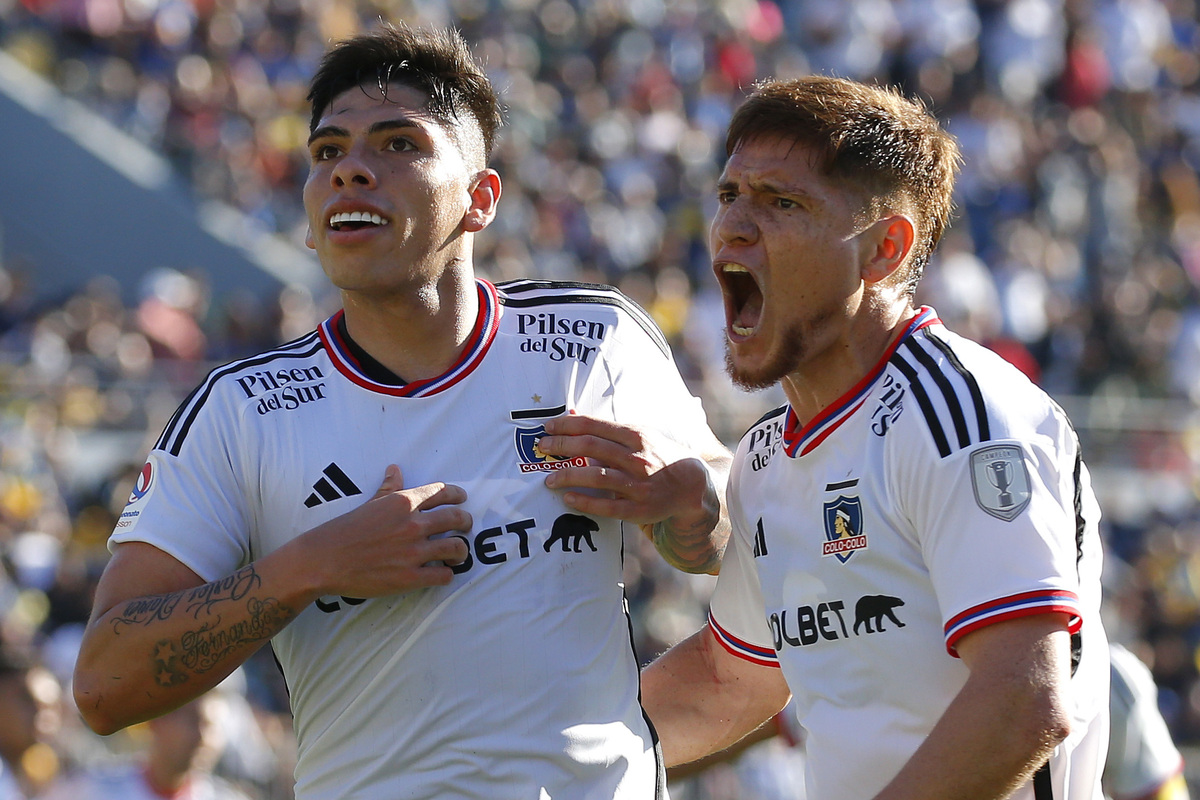 Carlos Palacios y Leonardo Gil celebrando un gol con la camiseta de Colo-Colo.